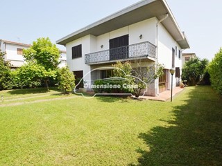 Villa in Vendita a San Giuliano Terme, zona Arena Metato, 680'000€, 360 m², con Box