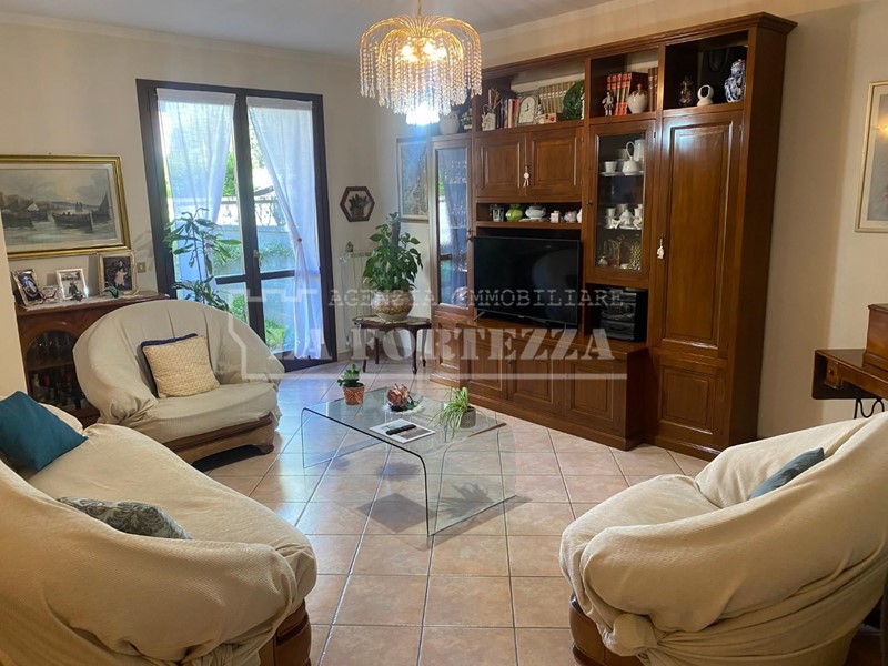 Villetta a schiera in Vendita a San Giuliano Terme, zona Pontasserchio, 440'000€, 210 m²