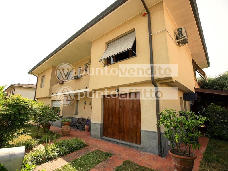 Villa in Vendita a Lucca, zona Nave, 465'000&euro;, 250 m², con Box