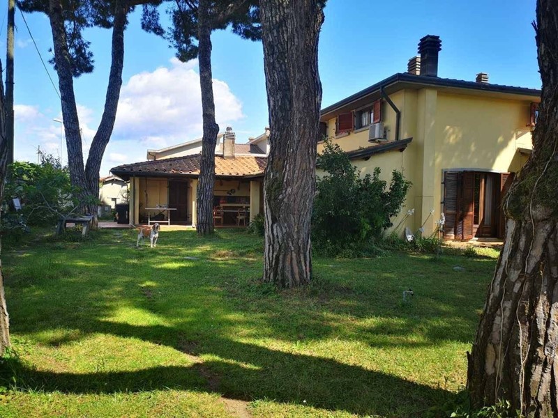 Villa in Vendita a Carrara, zona Marina di Carrara, 790'000€, 350 m²