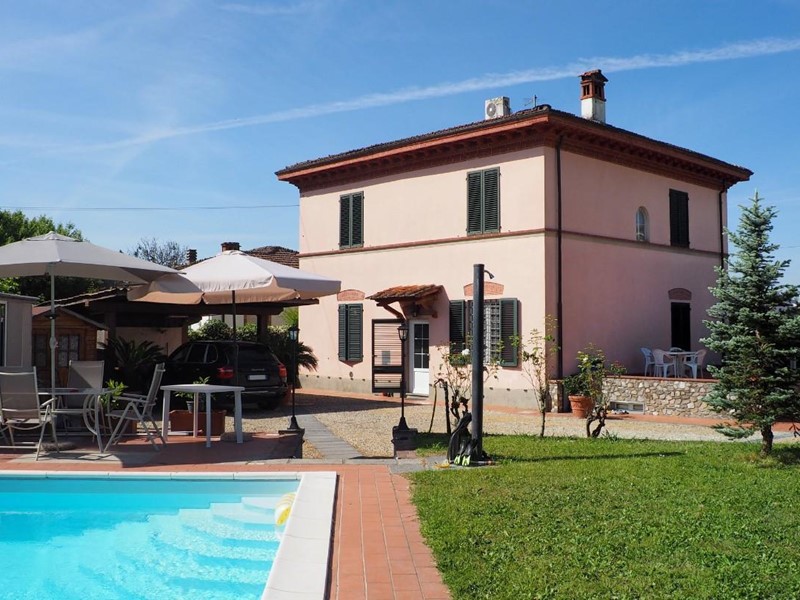 Villa in Vendita a Capannori, zona Marlia, 850'000€, 220 m²