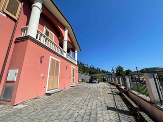 Casa Semi Indipendente in Vendita a Riccò del Golfo di Spezia, zona Valgraveglia, 345'000€, 216 m², arredato, con Box
