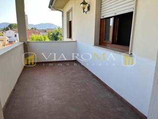 Appartamento in Vendita a Lucca, zona San Marco, 300'000€, 130 m², con Box