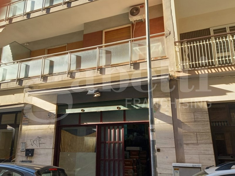 Negozio in Vendita a Bari, 145'000€, 200 m²