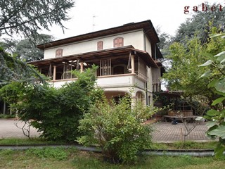 Villa in Vendita a Bernate Ticino, 340'000€, 490 m²