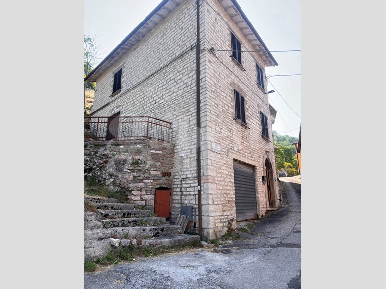 Casa Indipendente in Vendita a Costacciaro, 68'000€, 100 m², arredato
