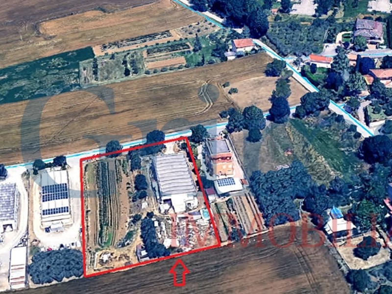 Capannone in Vendita a Perugia, 250'000€, 675 m²