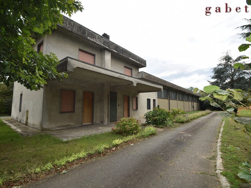 Capannone in Vendita a Bernate Ticino, 315'000€, 418 m²