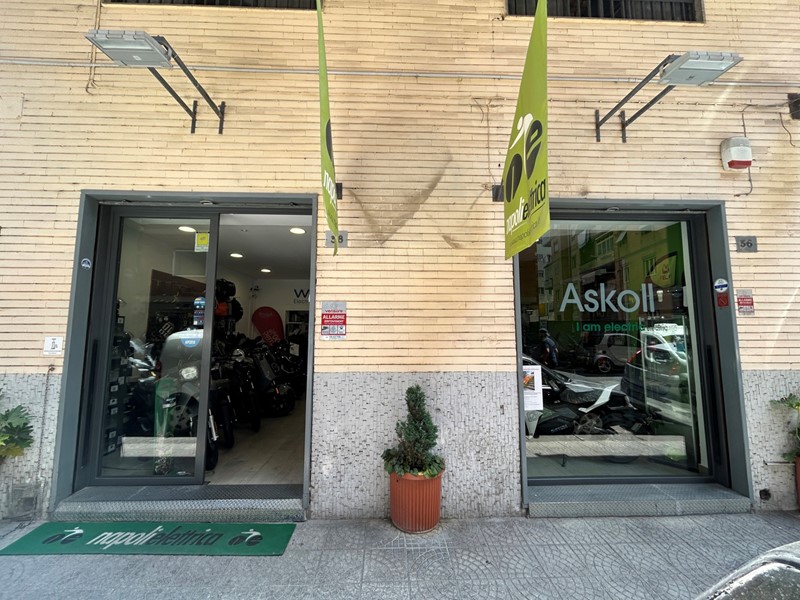 Negozio in Vendita a Napoli, 153'000€, 88 m²