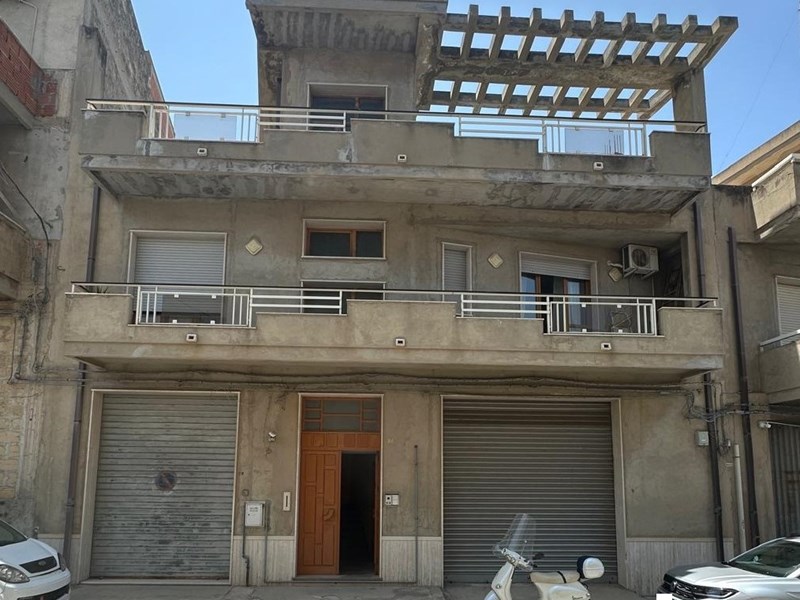 Casa Indipendente in Vendita a Vittoria, zona Via R. Battaglia n. 7 , 200'000€, 330 m²