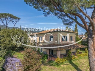 Villa in Vendita a Buti, zona Cascine, 380'000€, 480 m²