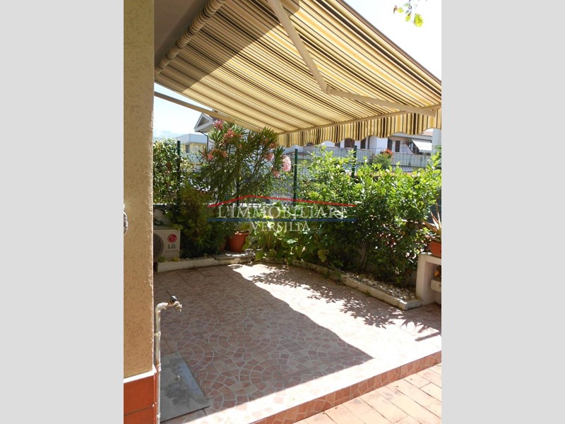 Villetta a schiera in Vendita a Massa, zona Marina di Massa, 288'000&euro;, 117 m², arredato