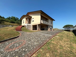 Villa in Vendita a Lucca, zona Balbano, 695'000&euro;, 270 m², arredato, con Box