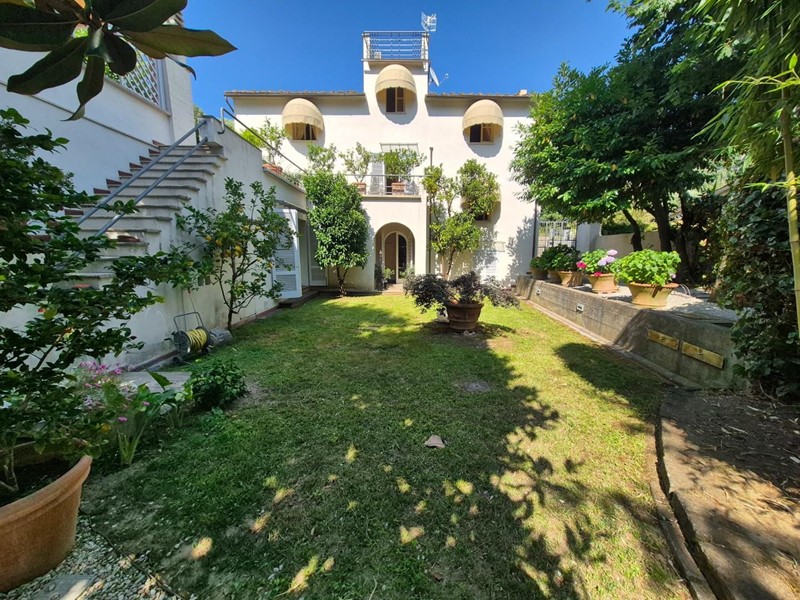 Villa in Vendita a San Giuliano Terme, zona Asciano, 595'000€, 270 m²