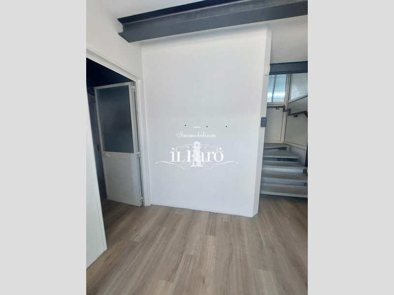 Capannone in Vendita a Camaiore, 500'000&euro;, 300 m²