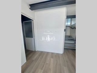 Capannone in Vendita a Camaiore, 500'000&euro;, 300 m²