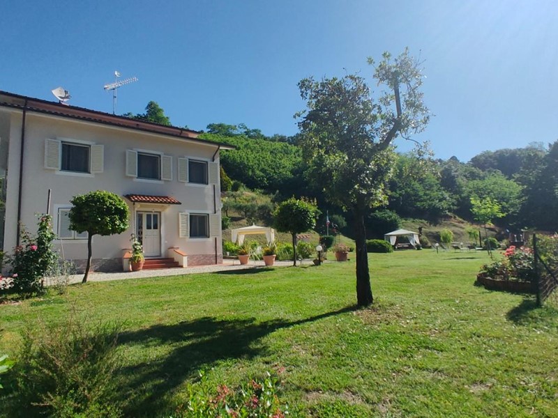 Villa in Vendita a Camaiore, zona Orbicciano, 1'300'000&euro;, 200 m², arredato, con Box