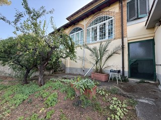 Villa in Vendita a Roma, 395'000€, 425 m², con Box