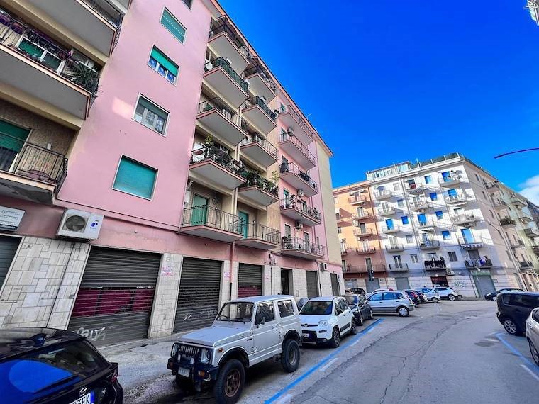 Negozio in Vendita a Foggia, 98'000&euro;, 146 m²