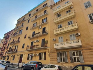 Appartamento in Vendita a Palermo, 260'000€, 214 m²