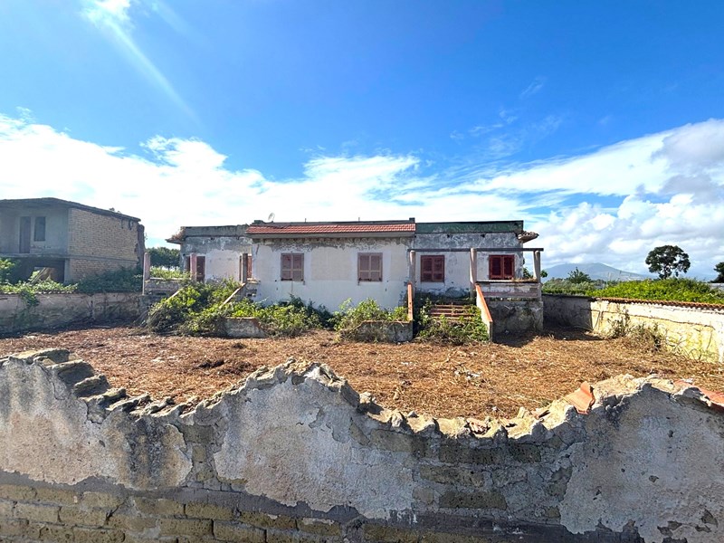 Villa in Vendita a Mondragone, zona Pescopagano, 48'000€, 140 m²