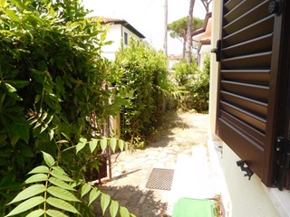 Villa bifamiliare in Affitto a Montignoso, zona Cinquale, 5'500€, 85 m², arredato