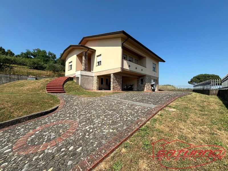 Villa in Vendita a Lucca, zona Balbano, 695'000&euro;, 270 m², arredato, con Box