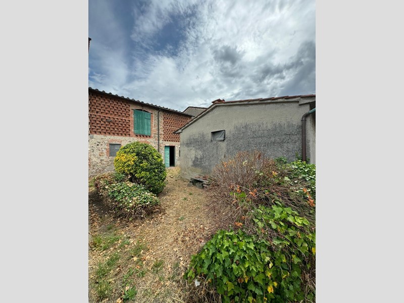 Casale in Vendita a Lucca, zona San Cassiano a Vico, 35'000€, 130 m², con Box