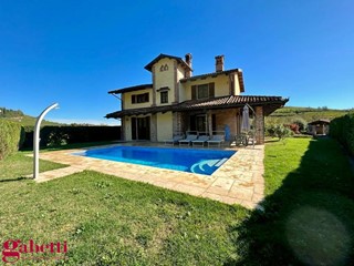 Villa in Vendita a Santa Vittoria d'Alba, 535'000€, 220 m², arredato