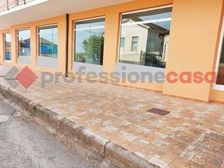 Negozio in Affitto a Piedimonte San Germano, 298 m²
