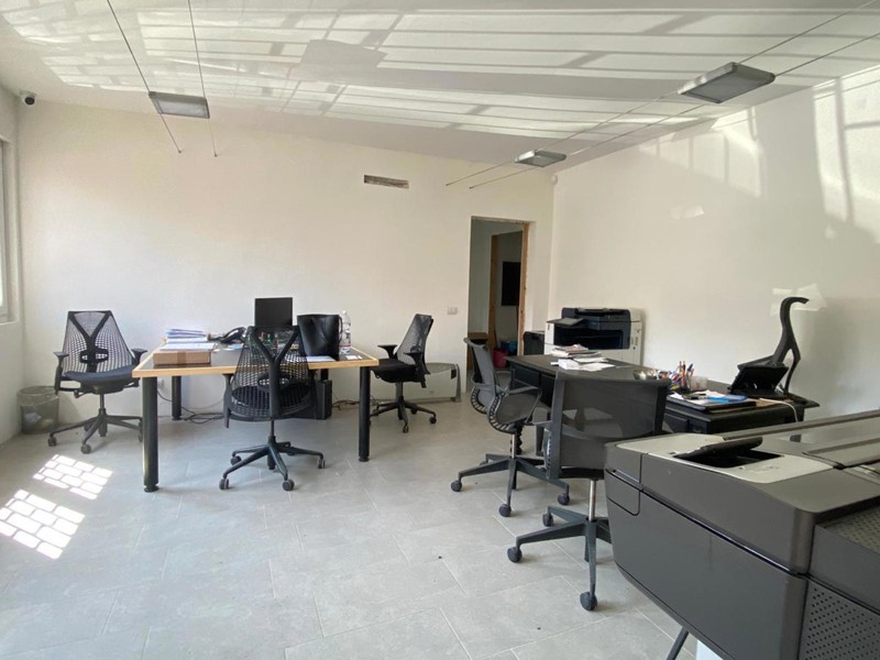 Capannone in Vendita a Settimo Milanese, 176'000€, 478 m²