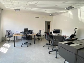 Capannone in Vendita a Settimo Milanese, 176'000€, 478 m²