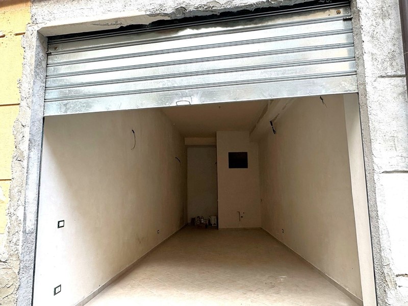 Negozio in Affitto a Palermo, 670€, 32 m²