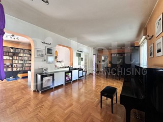 Appartamento in Vendita a Erba, 210'000€, 160 m²