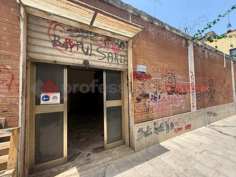 Negozio in Affitto a Pulsano, 800€, 150 m²