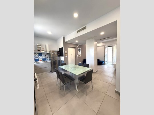 Trilocale in Vendita a Napoli, 200'000€, 68 m²