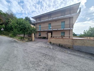Villa in Vendita a Vacri, 220'000€, 423 m²