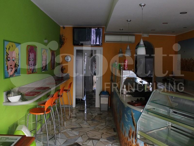 Negozio in Vendita a Canosa di Puglia, 69'000€, 67 m²