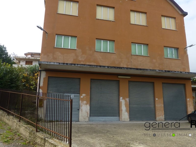 Negozio in Vendita a Alanno, 520'000€, 1678 m²