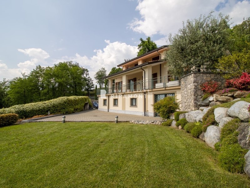 Villa in Vendita a Ello, 790'000€, 390 m²