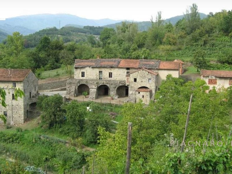 Casale in Vendita a Pontremoli, 180'000€, 472 m²
