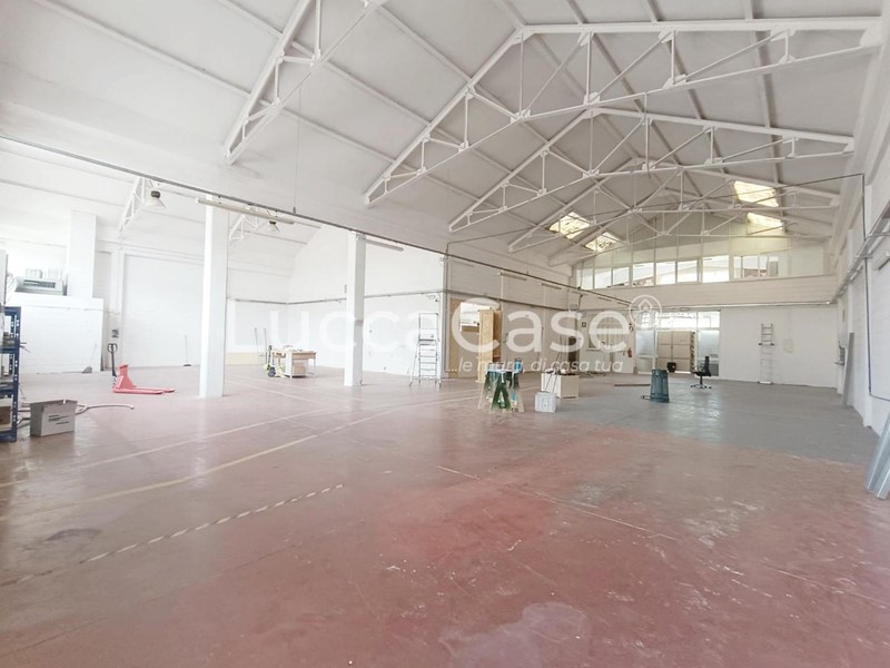Capannone in Affitto a Massarosa, 2'600€, 570 m²