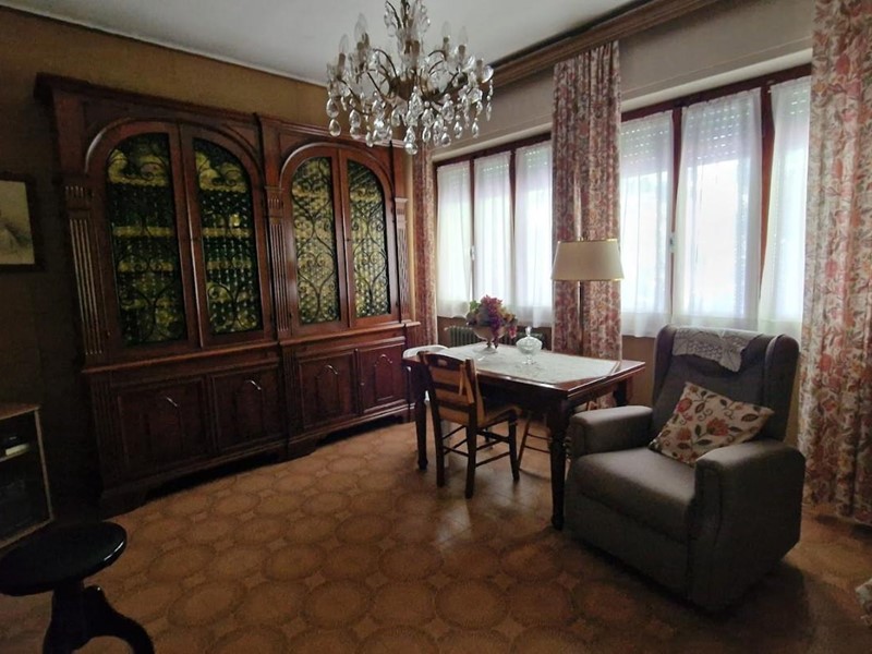 Villa in Vendita a Carrara, zona Marina di Carrara, 350'000€, 195 m²