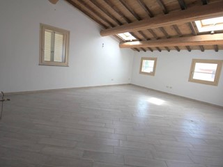 Trilocale in Vendita a Cascina, zona Marciana, 169'000€, 75 m²