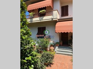 Villa bifamiliare in Vendita a Buggiano, zona Borgo a Buggiano, 300'000€, 230 m², arredato, con Box