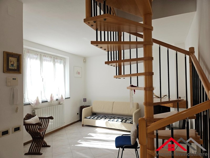 Casa Indipendente in Vendita a Cascina, 350'000€, 120 m², con Box