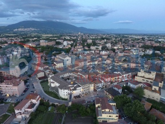 Negozio in Vendita a Bastia Umbra, 80'000€, 210 m²