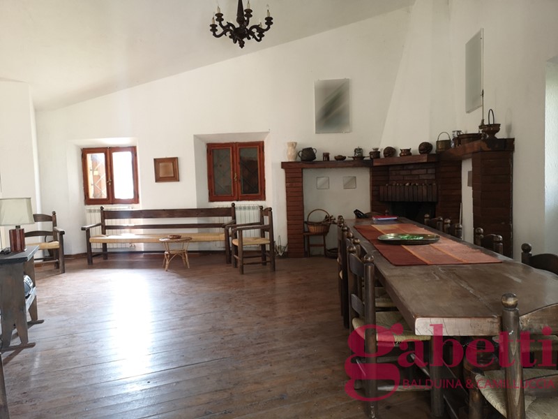 Villa in Vendita a Rocca di Mezzo, 290'000€, 300 m²