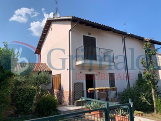 Casa Indipendente in Vendita a Bevagna, 185'000€, 165 m²