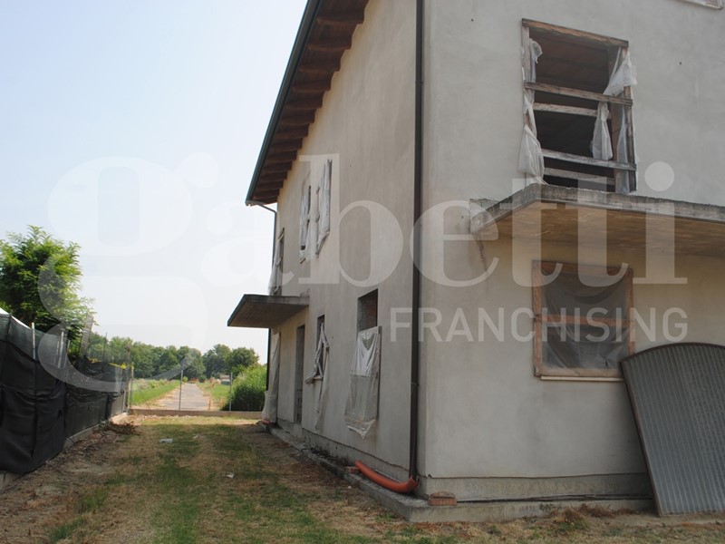 Casa Indipendente in Vendita a Ravenna, 168'000€, 220 m²